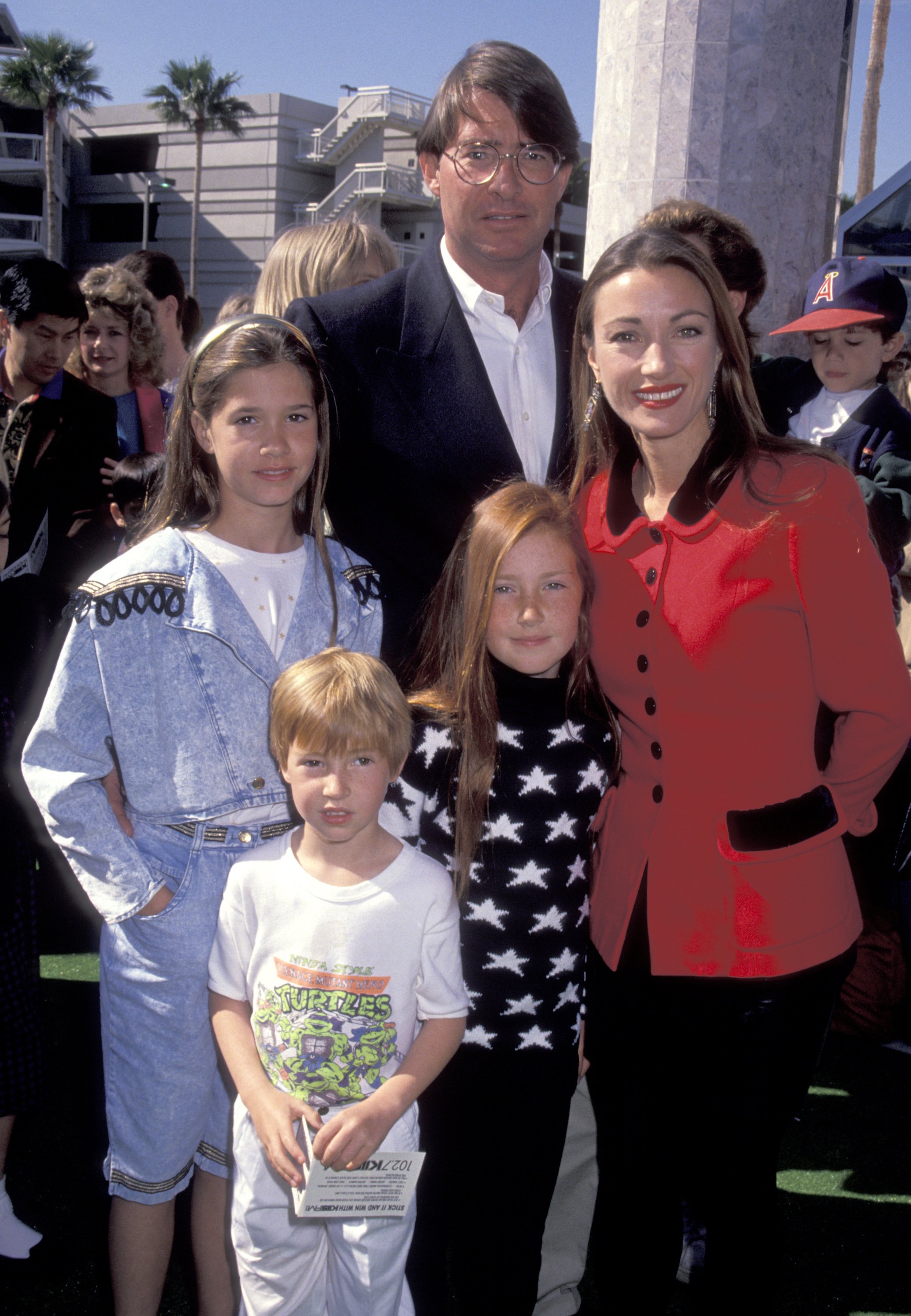 Jane Seymour, Husband David Flynn, Daughter Jennifer Flynn, Daughter Katherine Flynn, and Son Sean Flynn at the "Teenage Mutant Ninja Turtles II: The Secret of the Ooze" Los Angeles Premiere on March 17, 1991 | Source: Getty Images 