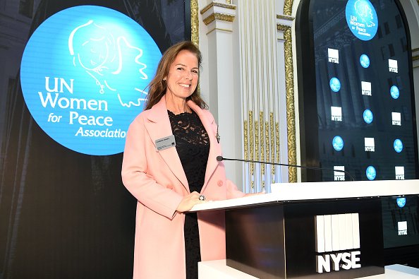 Laurence Jenkell assiste à la sonnerie de la NYSE de l'UNWFPA pour célébrer la Journée internationale de la femme à la Bourse de New York. |Photo : Getty Images. Laurence Jenkell assiste à la sonnerie de la NYSE de l'UNWFPA pour célébrer la Journée internationale de la femme à la Bourse de New York. |Photo : Getty Images.