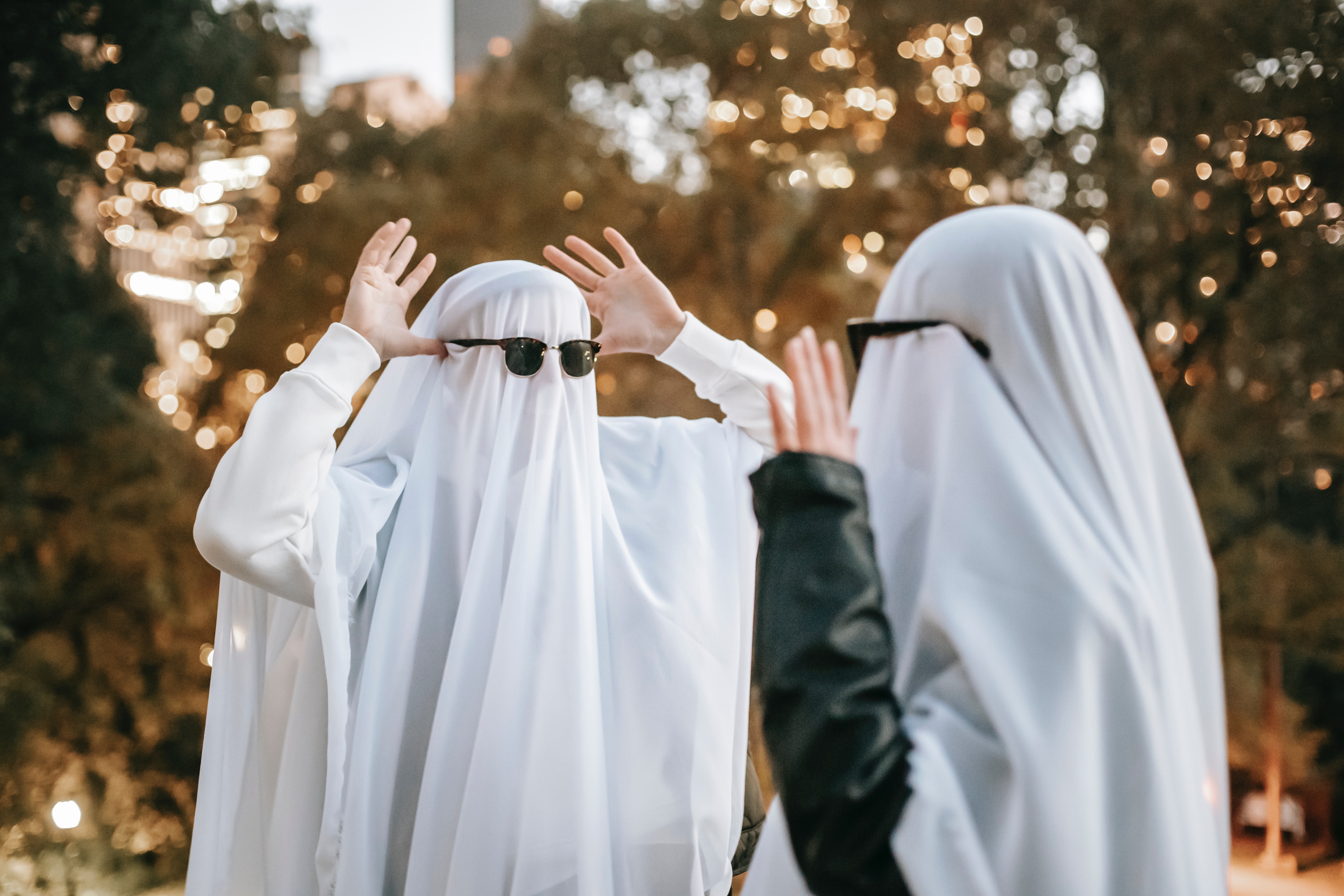 A couple having fun in ghost costumes. | Source: Pexels