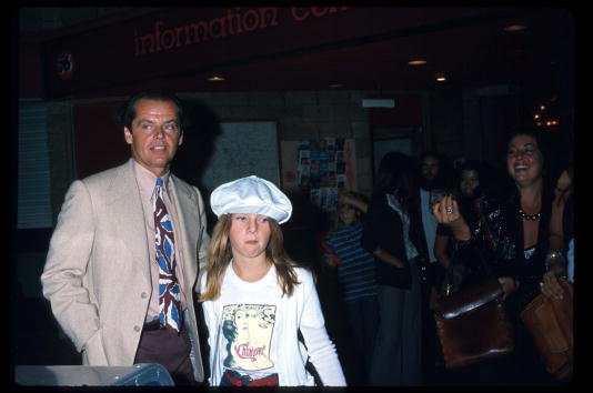 Jack Nicholson et sa fille Jennifer en décembre 1975 à Hollywood, Californie. | Photo: Getty Images