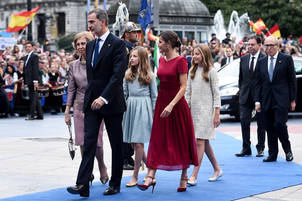La reina Sofía, la princesa Leonor, el rey Felipe VI, la reina Letizia y la infanta Sofía. | Foto: Getty Images