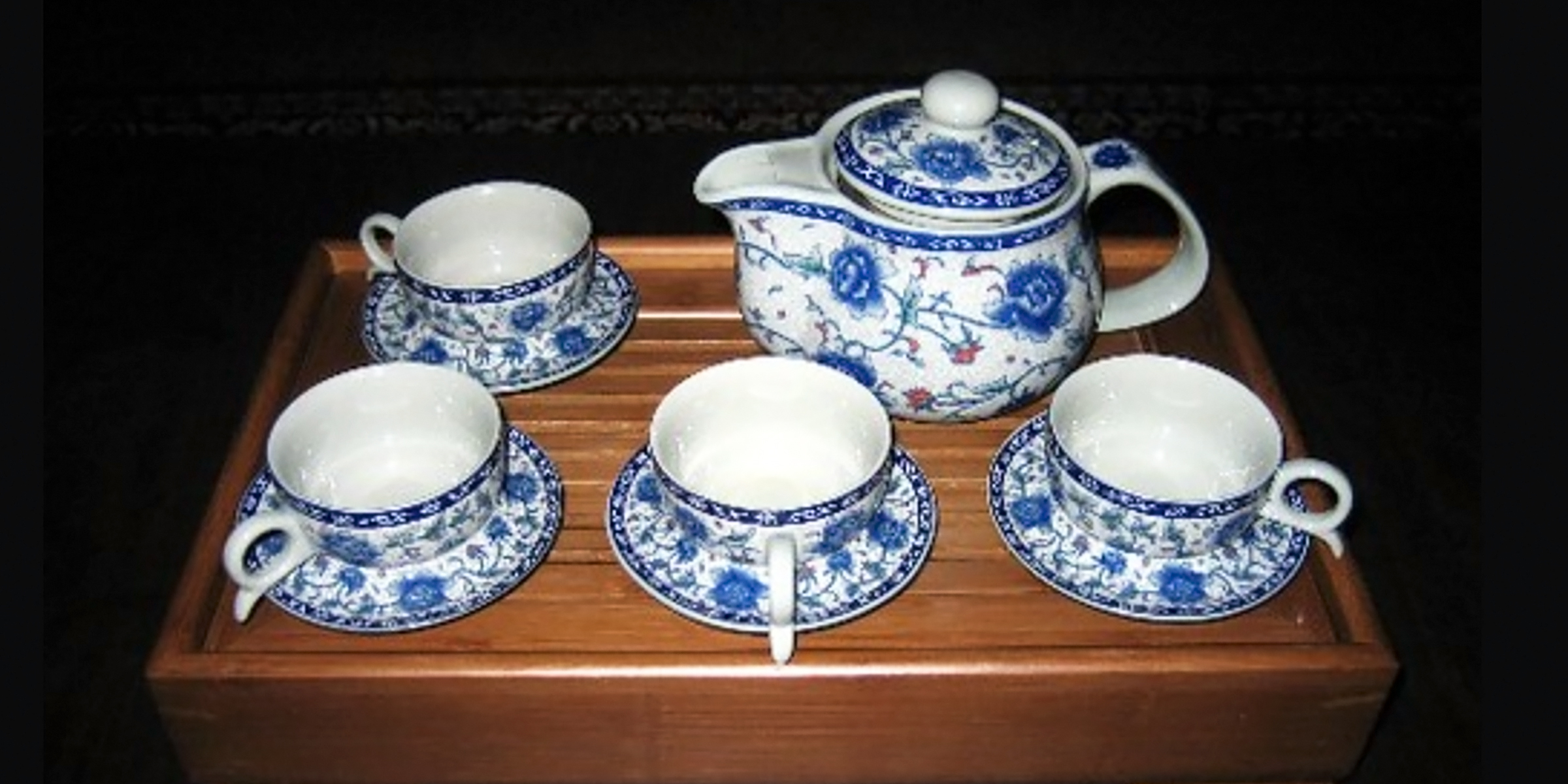 A blue and white tea set | Source: Flickr
