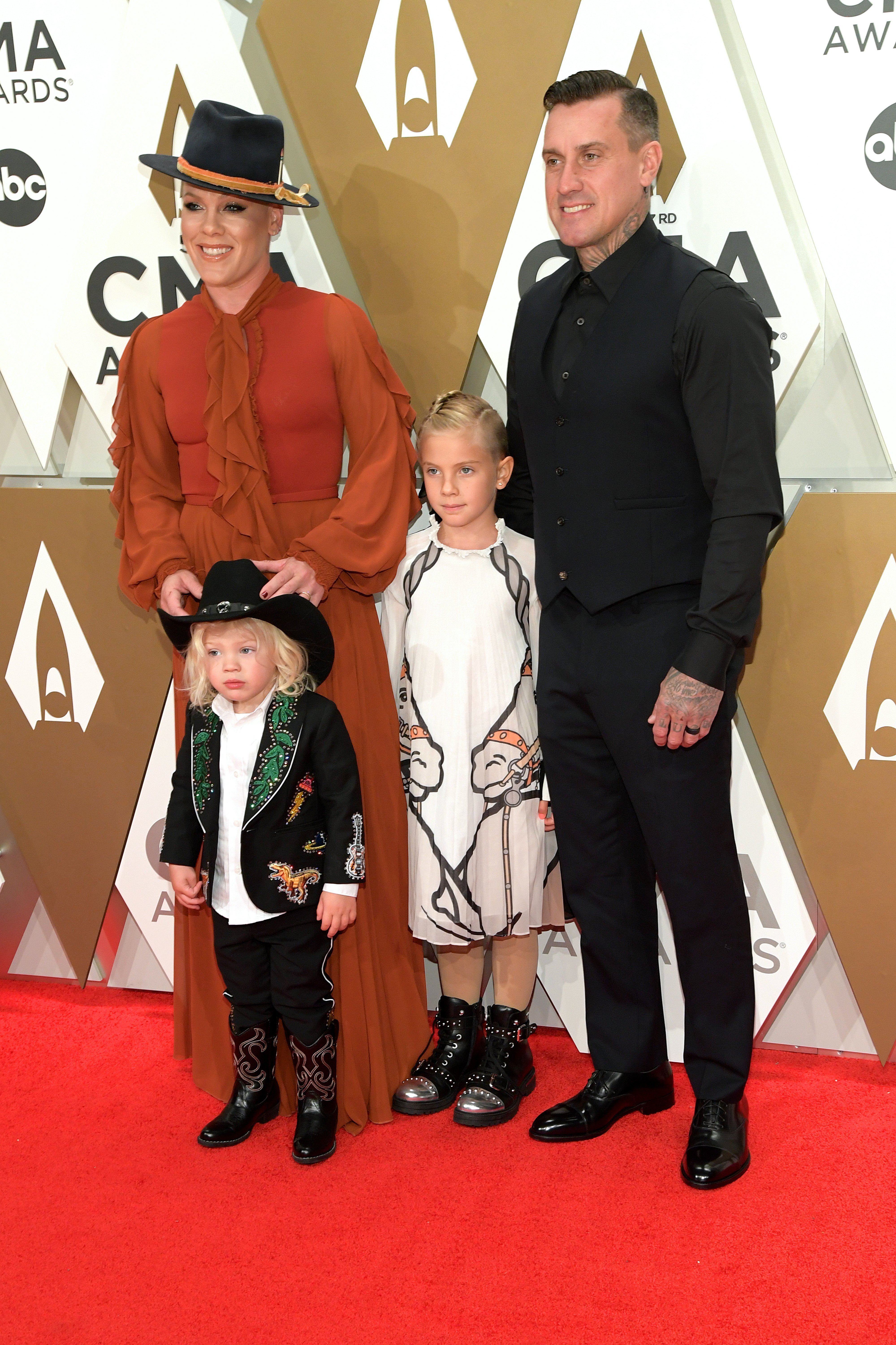 Pink, son mari Carey Hart et leurs deux enfants assistent aux CMA Awards 2019. | Source: Getty Images.