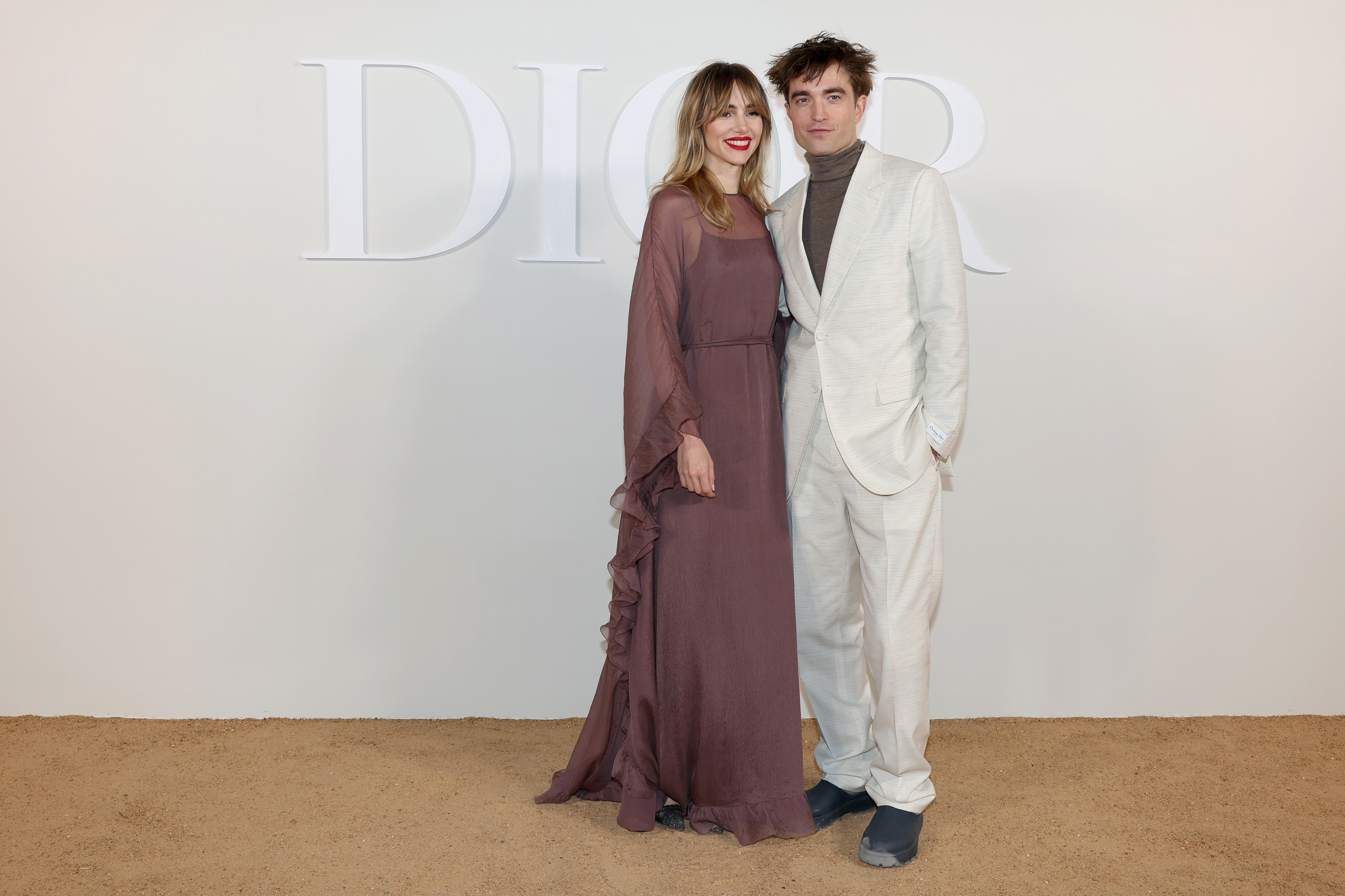 Suki Waterhouse and Robert Pattinson attend the Dior Fall Menswear Show in Giza, Egypt on December 03, 2022. | Source: Getty Images