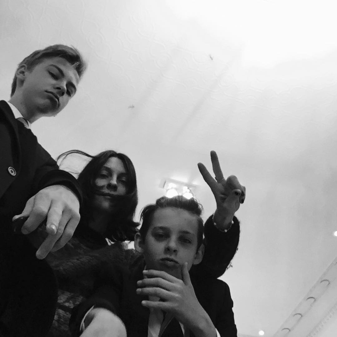 Susie, Arthur, and Earl Cave from a post dated December 21, 2015. | Source: Instagram/susiecaveofficial