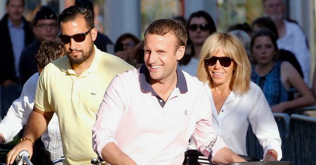 Alexandre Benalla accompagnant le couple Macron. | Photo : Getty Images