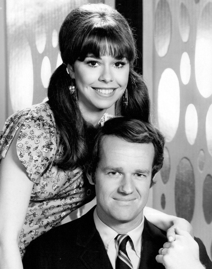 Mike Farrell and Elaine Giftos, as Sam and Bobbe Marsh from the television medical drama "The Interns,  circa 1970. | Photo: Wikimedia Commons  