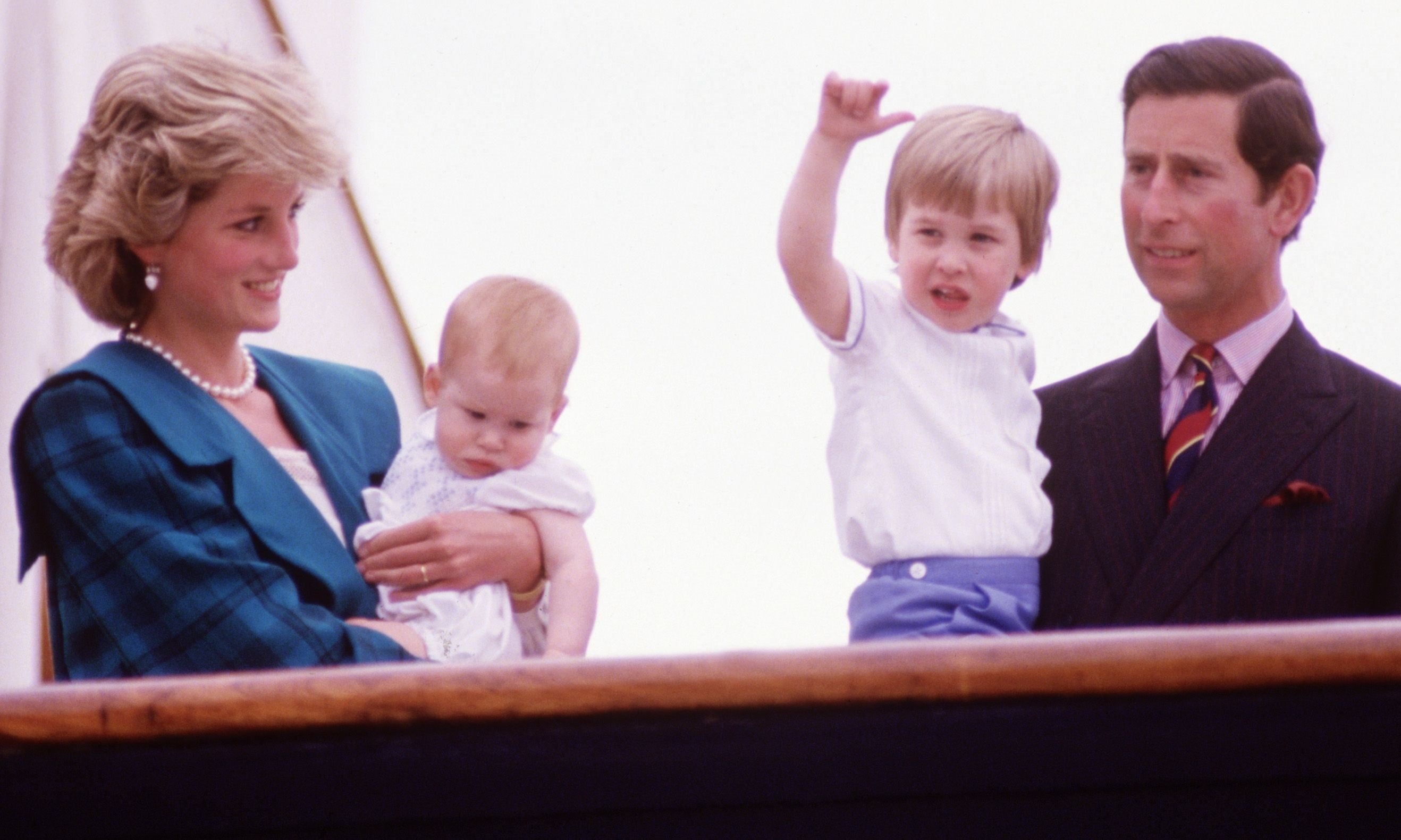 La princesa Diana y el príncipe Charles con el príncipe Harry y el príncipe William, en el Royal Yacht Britannia, el 5 de mayo de 1985 en Venecia Italia. | Foto: Getty Images