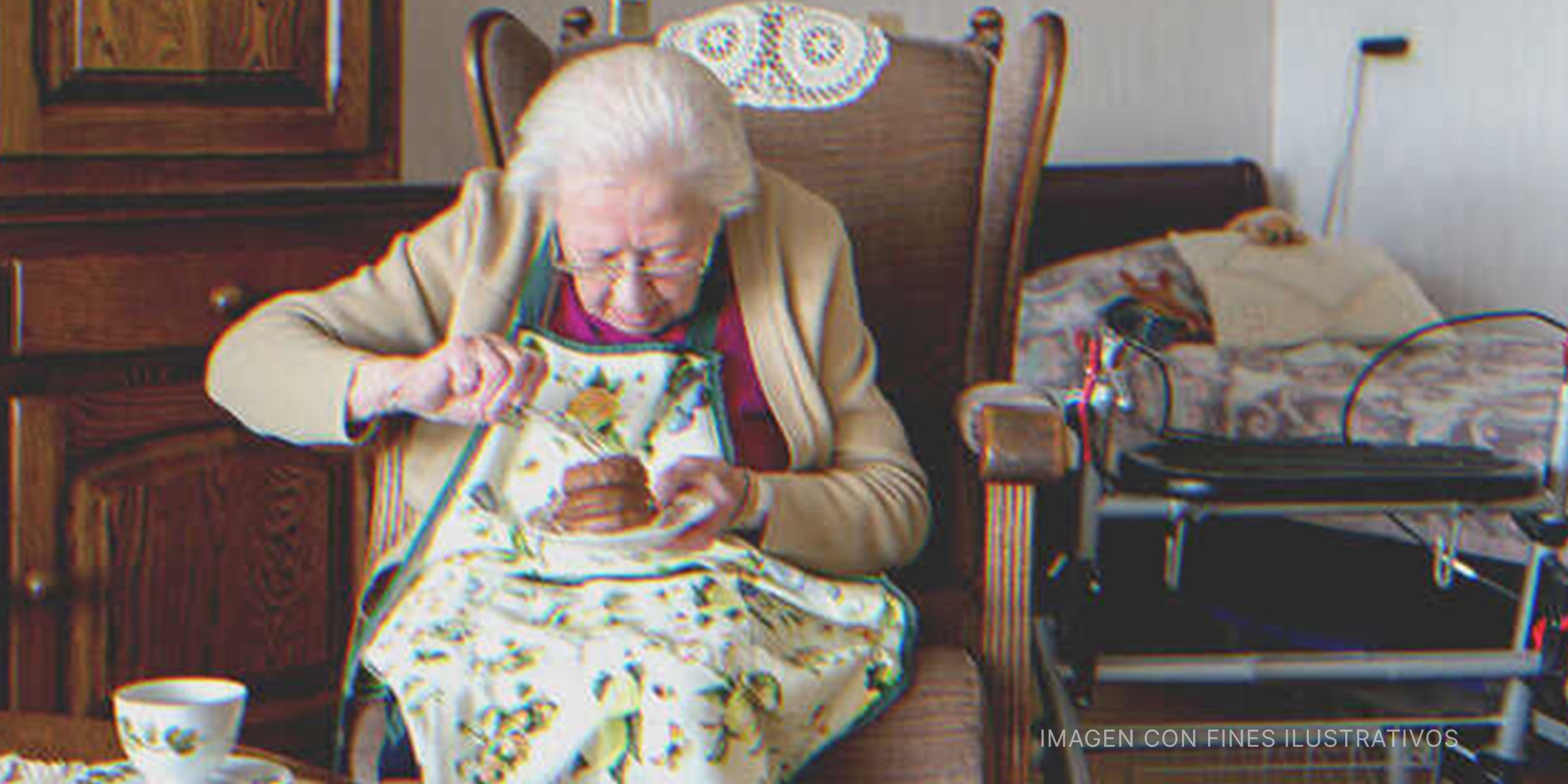 Anciana comiendo pastel | Foto: Shutterstock