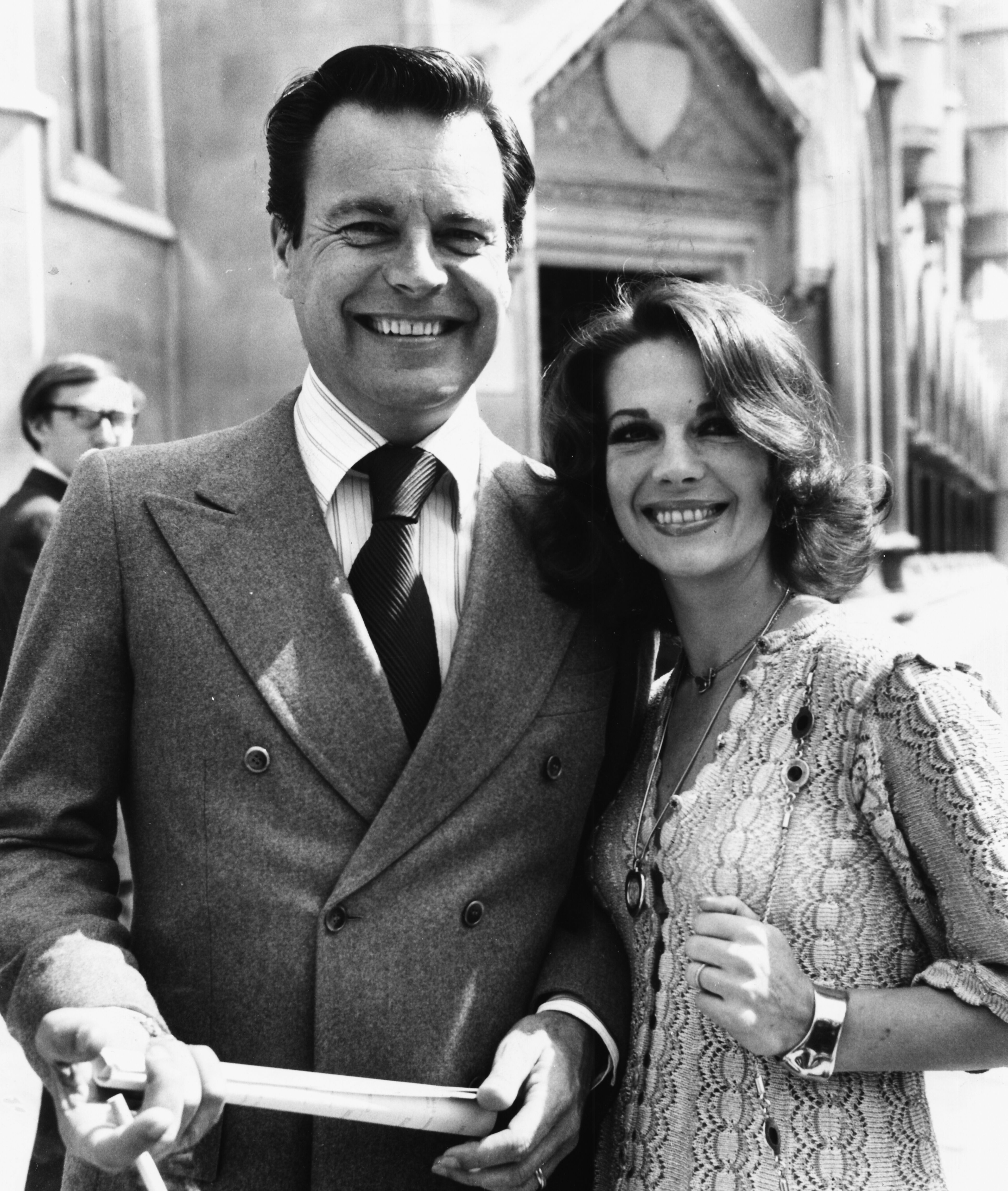 Natalie Wood and Robert Wagner in London, July 1st 1976. | Source: Getty Images