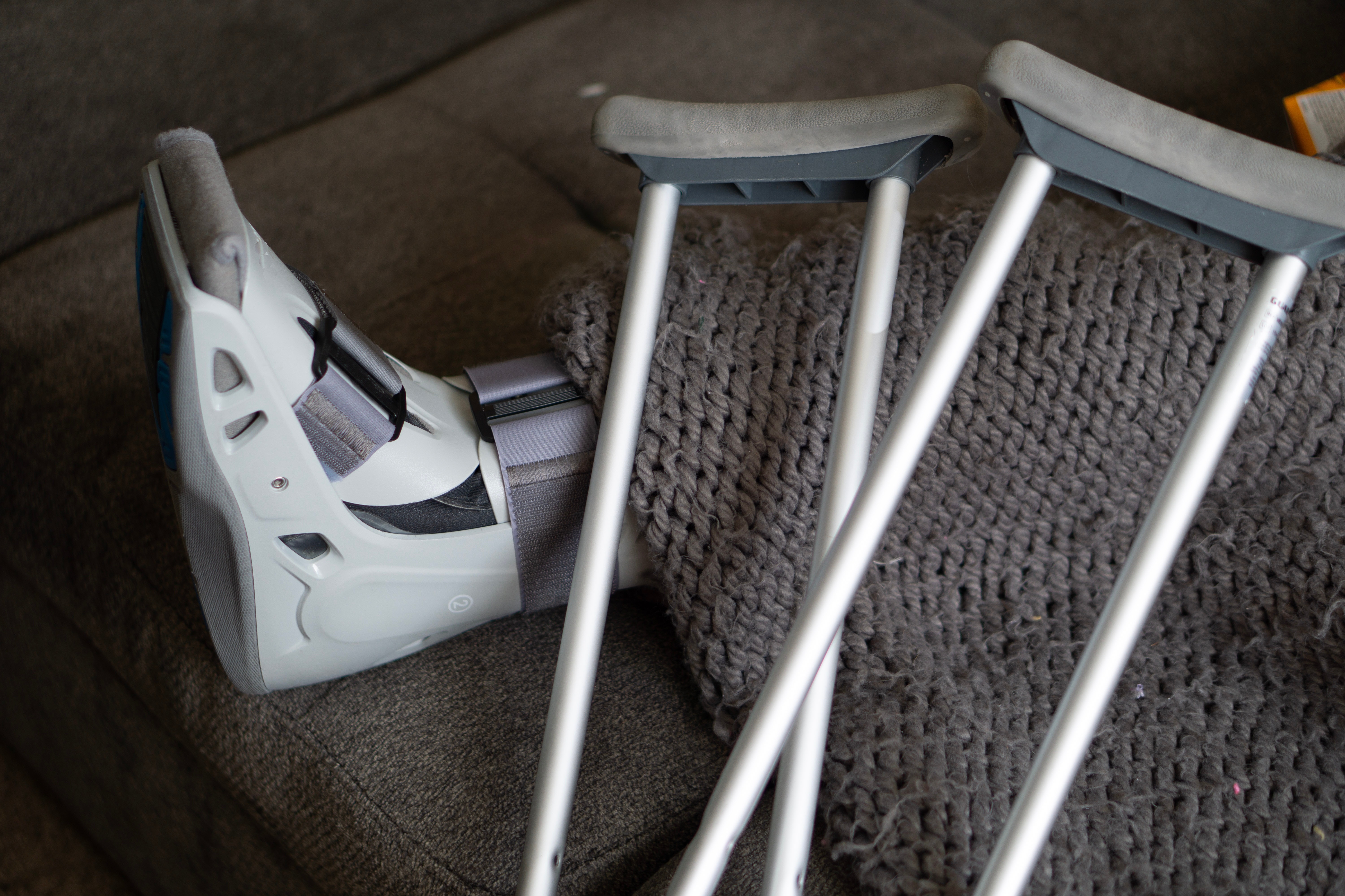 Broken leg and crutches | Source: Pexels