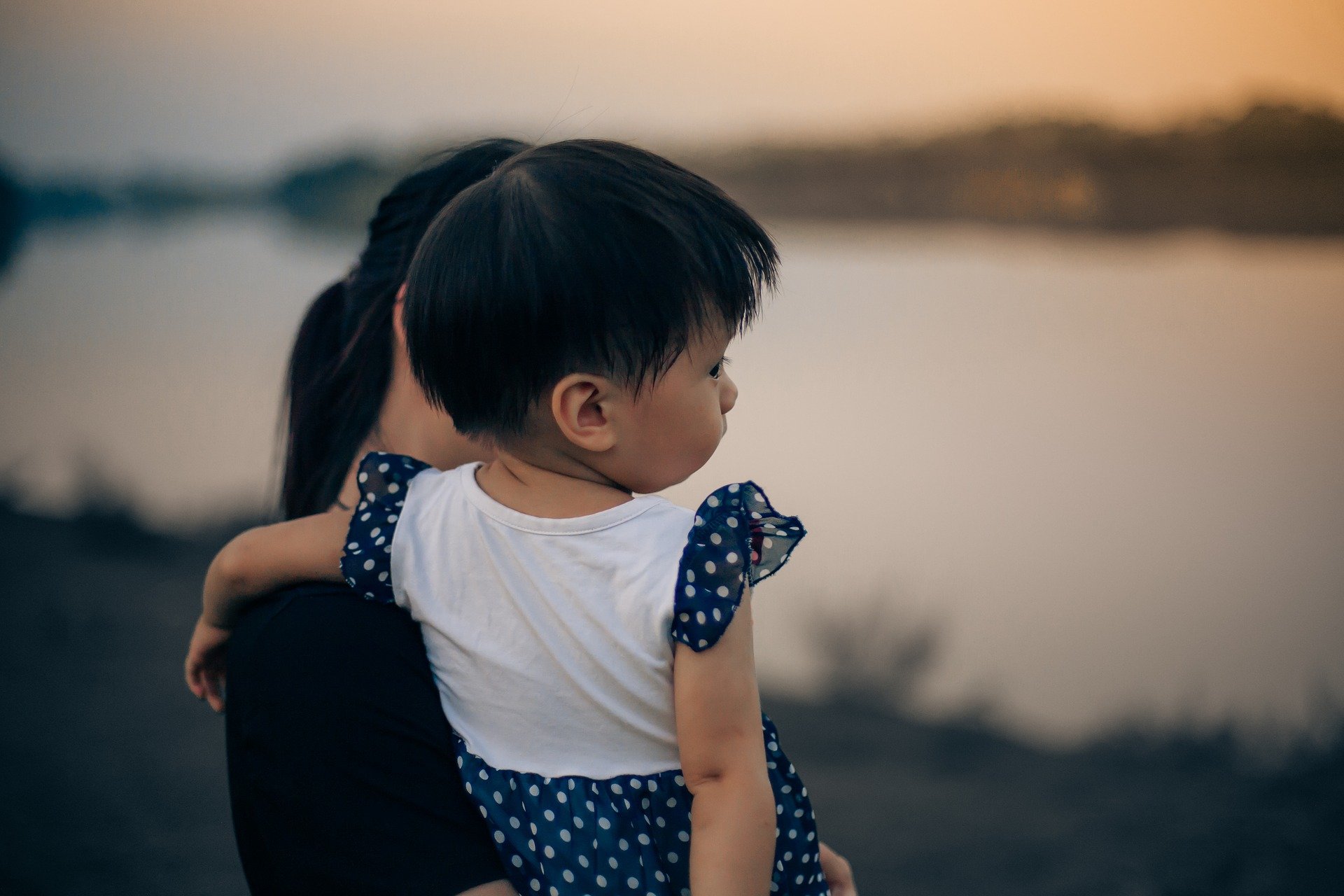 Une femme tenant une enfant dans ses bras | Photo : Pixabay