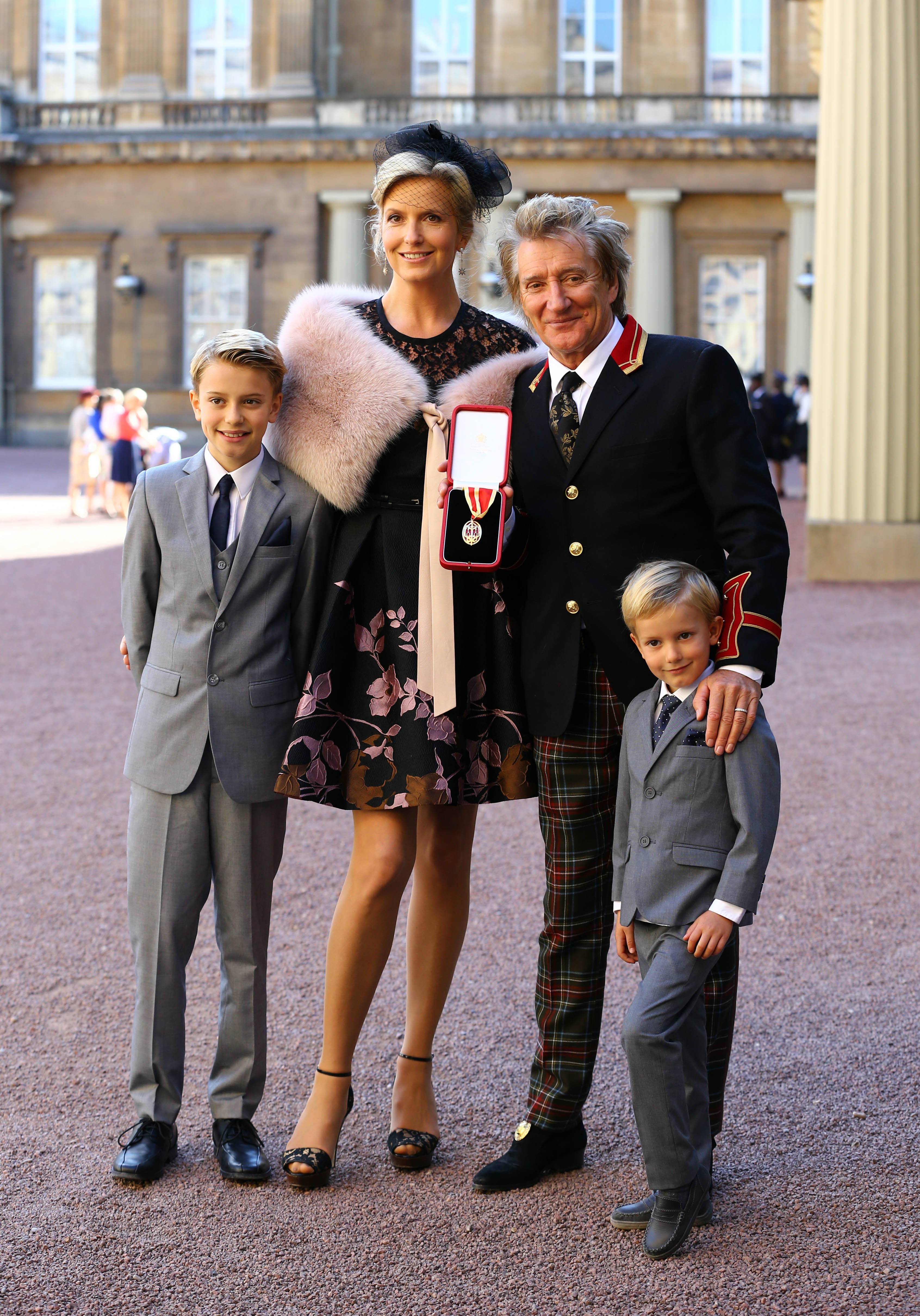 Penny Lancaster and Sir Rod Stewart with their sons, Alastair and Aiden Stewart in London, England on October 11, 2016 | Source: Getty Images