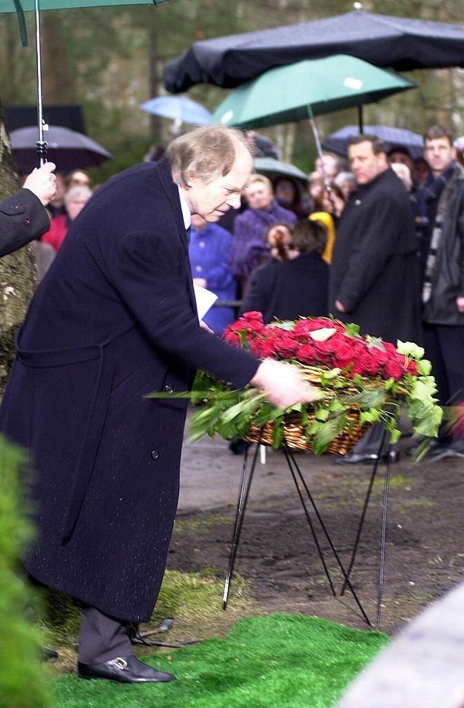 Paul Baron von Schell während der Beerdigung seiner Ehefrau und der Schauspielerin Hildegard Knef am Waldfriedhof Berlin. (Foto von Peter Bischoff) I Quelle: Getty Images