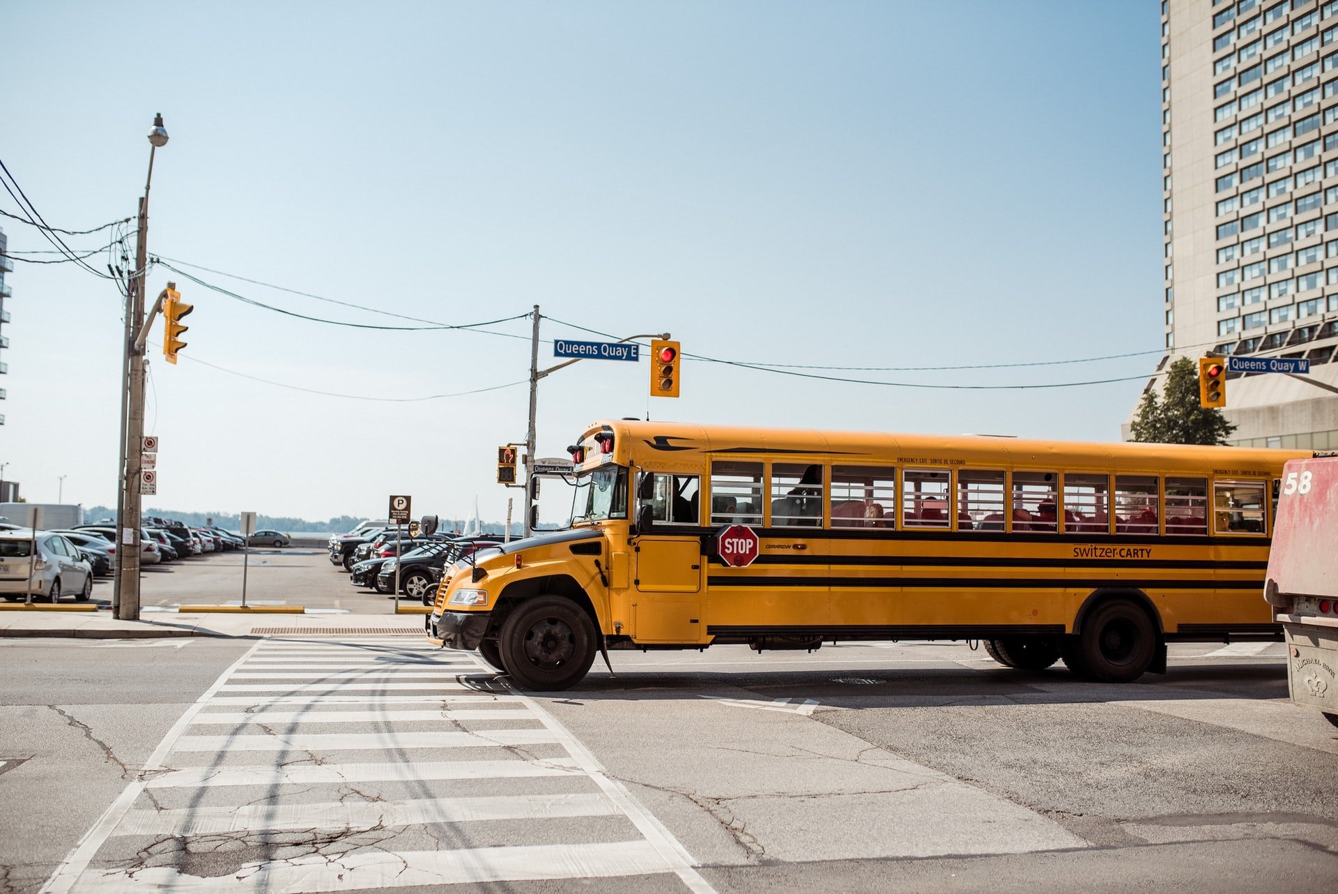 Autobús escolar en la vía. | Foto: Unsplash