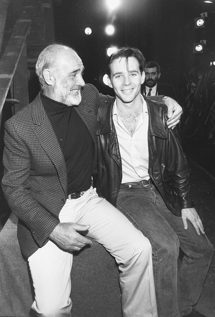 Sean Connery et son fils Jason sur le plateau de la nouvelle pièce de ce dernier, le 16 avril 1988. | Photo : Getty Images