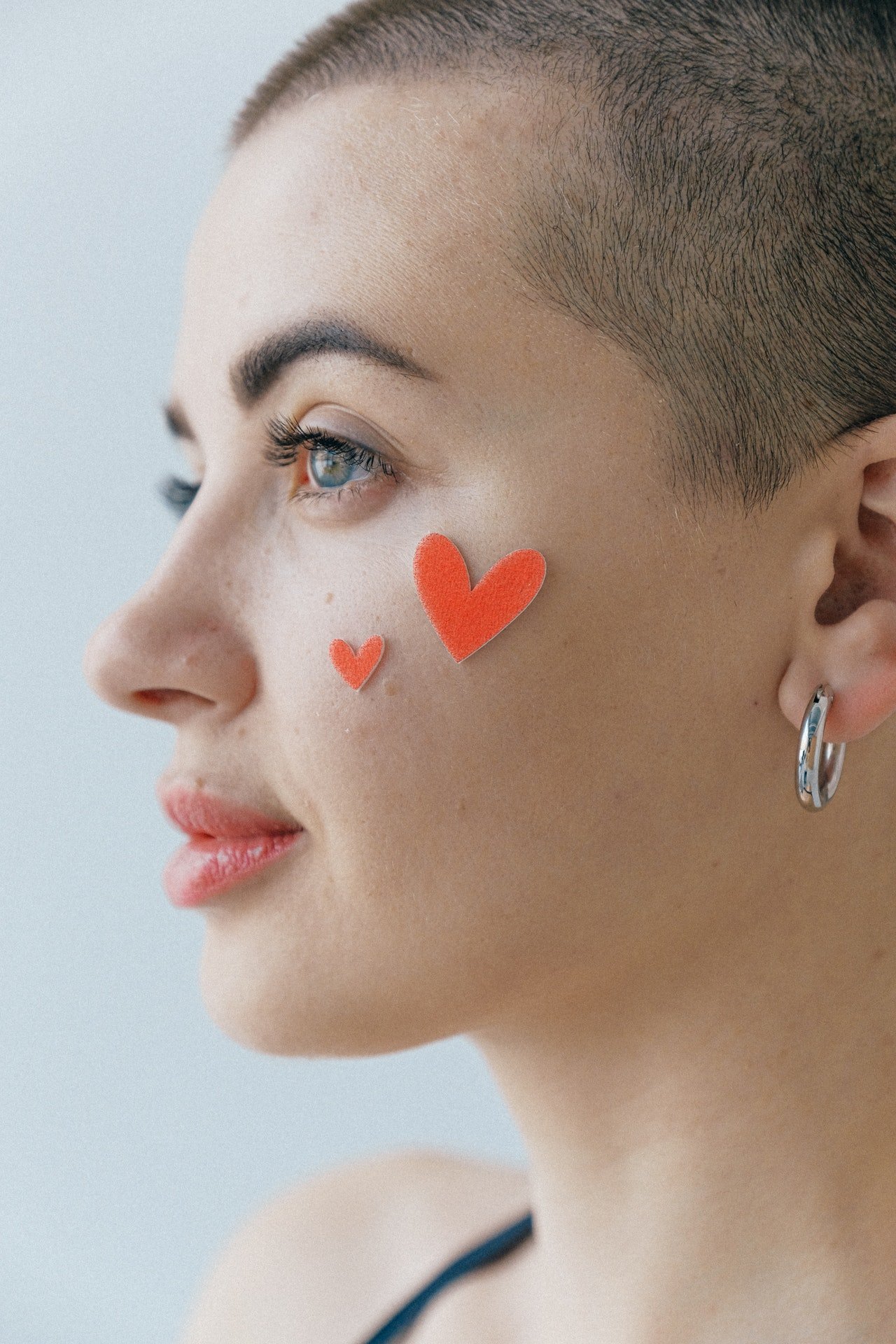 Photo of a woman with very short haircut | Photo: Pexels