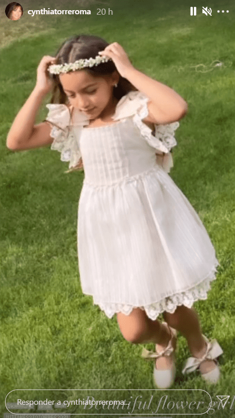 Alaïa con vestido blanco y corona de flores. | Foto: Captura de Instagram/cynthiatorreroma