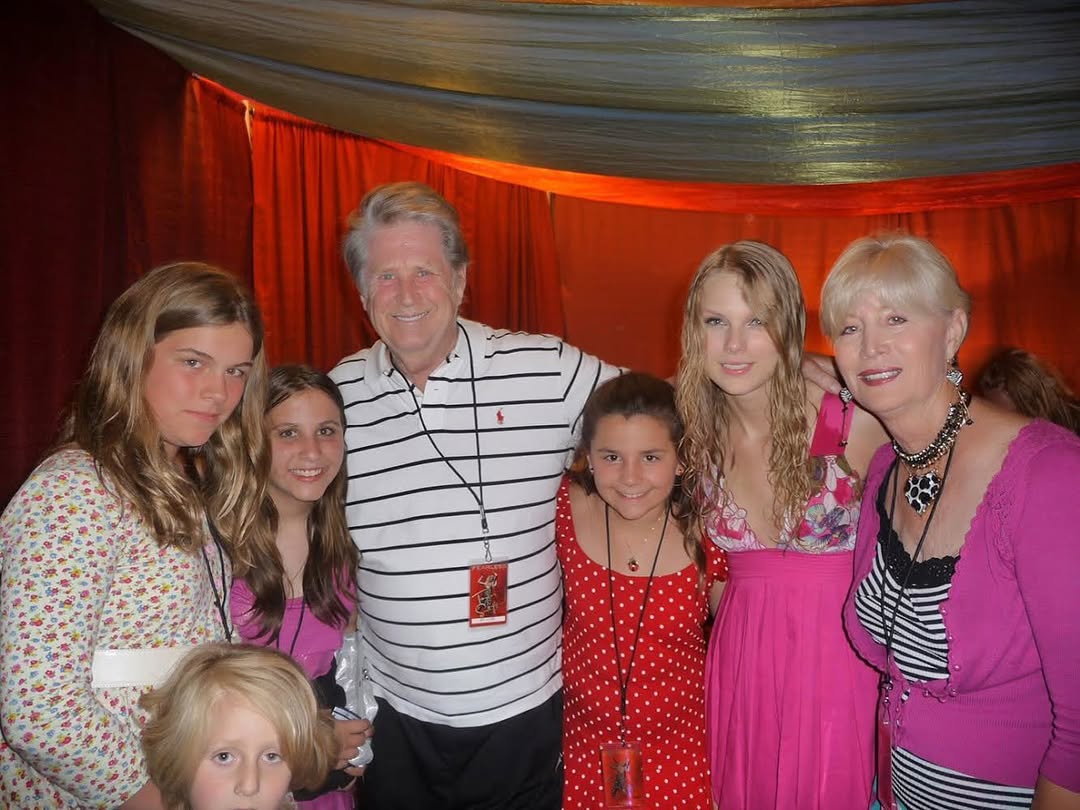 Brian and Melinda Wilson with their family and Taylor Swift in 2009 from a post dated December 7, 2023. | Source: Instagram/brianwilsonlive