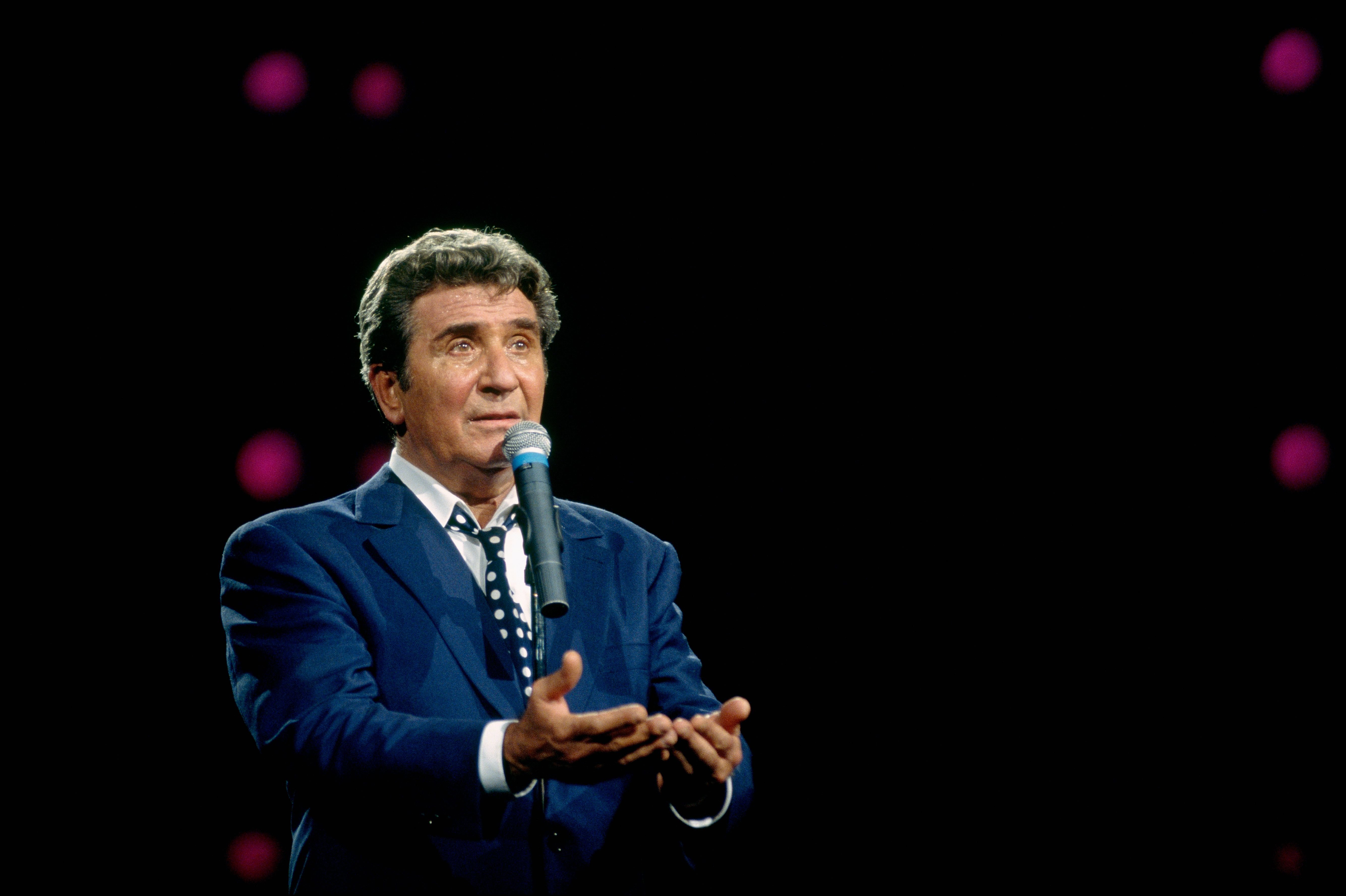 Le chanteur Gilbert Bécaud sur scène. l Source : Getty Images
