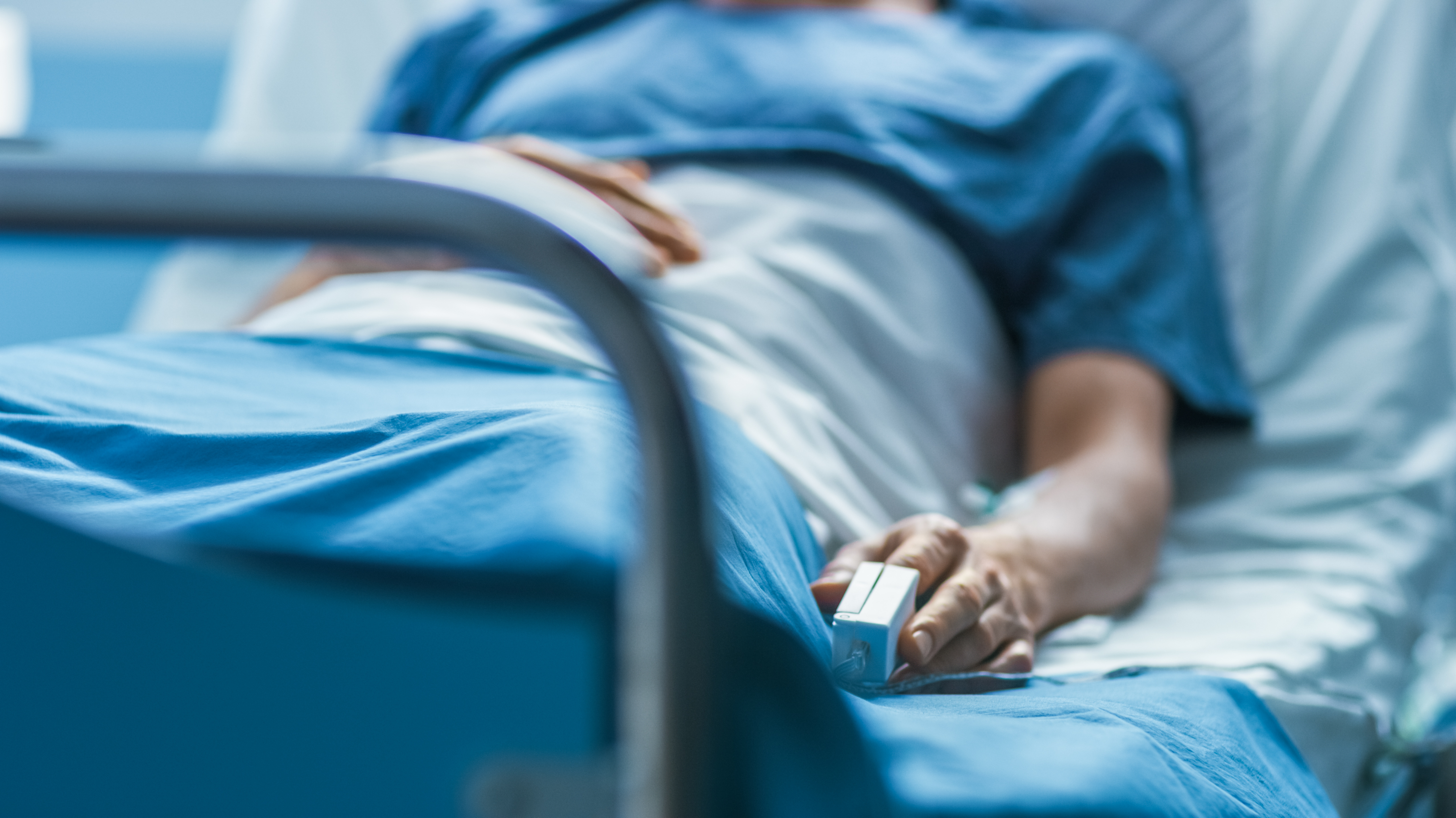 An ailing male patient in a hospital bed | Source: Getty Images