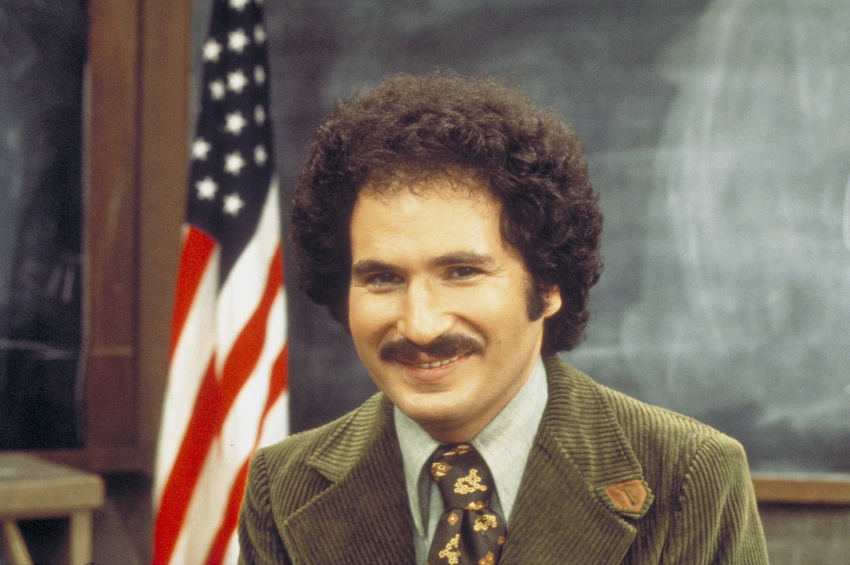 Gabe Kaplan on the set of "Welcome Back, Kotter" on September 9, 1975 | Source: Getty Images