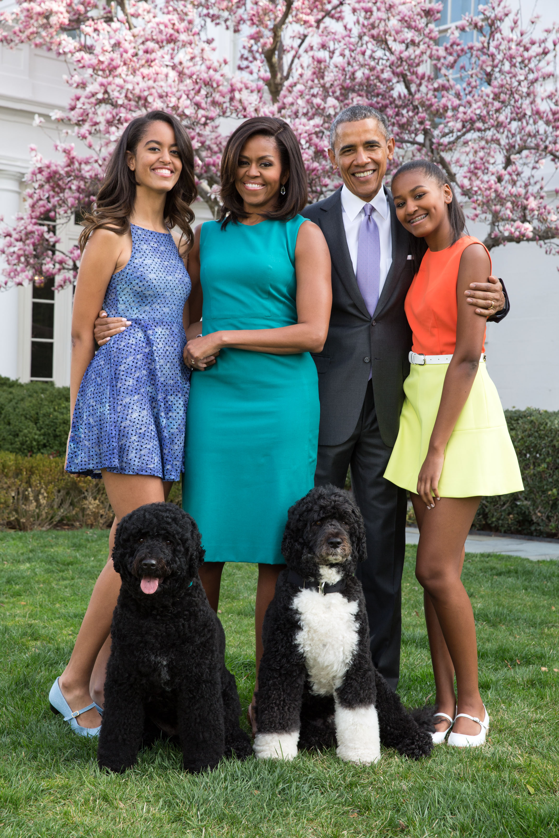 Malia, Michelle, Barack, and Sasha Obama posing in front of The White House as The First Family with their pets in Washington, 2015 | Source: Getty Images
