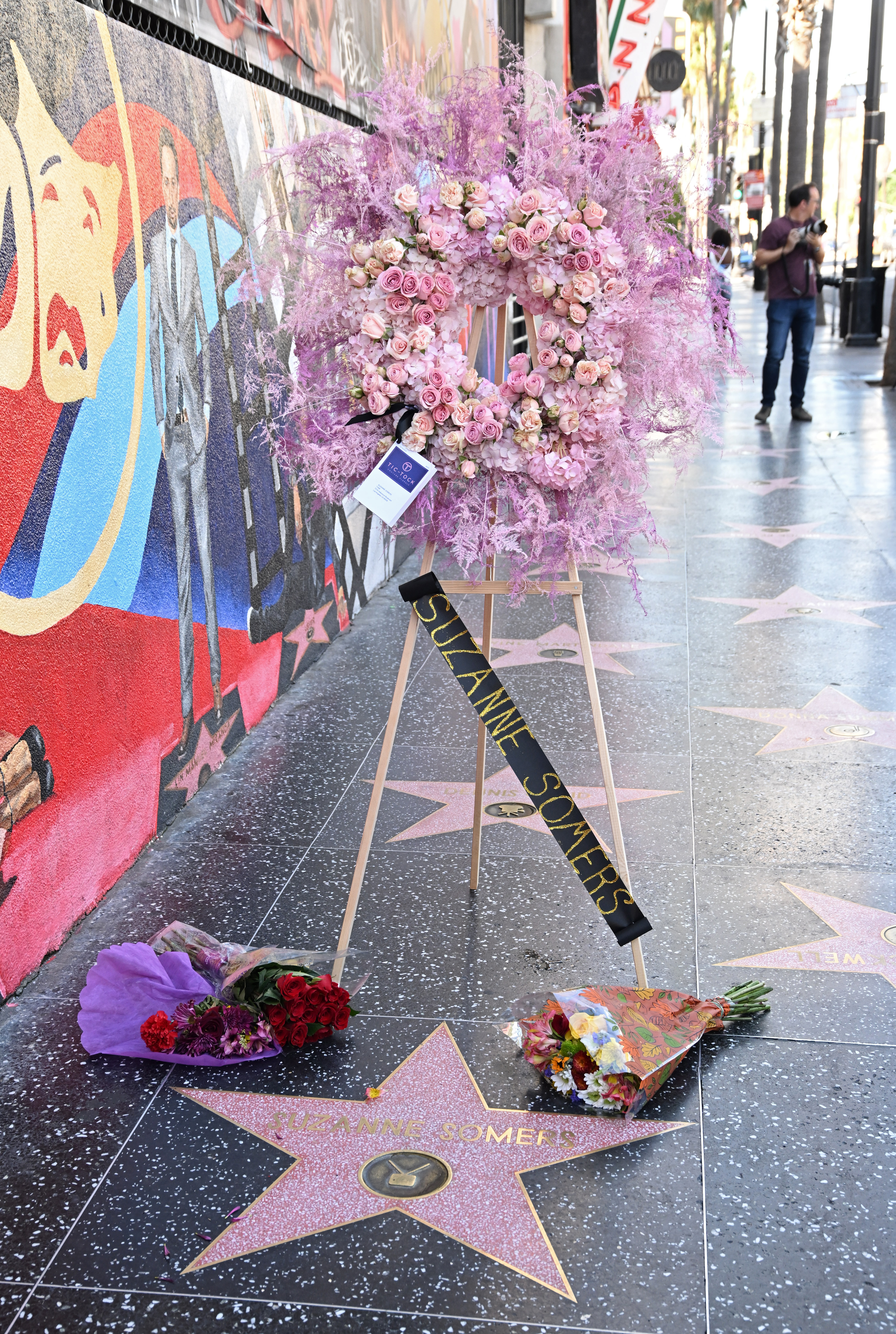 A wreath of flowers placed at the Hollywood Walk of Fame star for the late actress Suzanne Somers in Hollywood, California on October 16, 2023 | Source: Getty Images