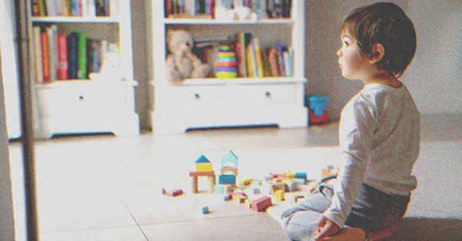Un niño con sus juguetes | Foto: Shutterstock