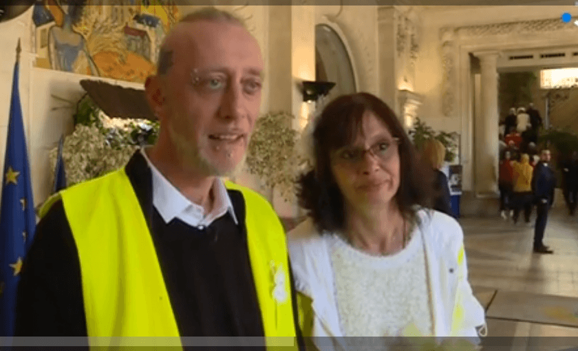 Christel et Ennrick donnent une interview après la cérémonie de leur mariage | Photo: France 3 Auvergne Christel et Ennrick donnent une interview après la cérémonie de leur mariage | Photo: France 3 Auvergne