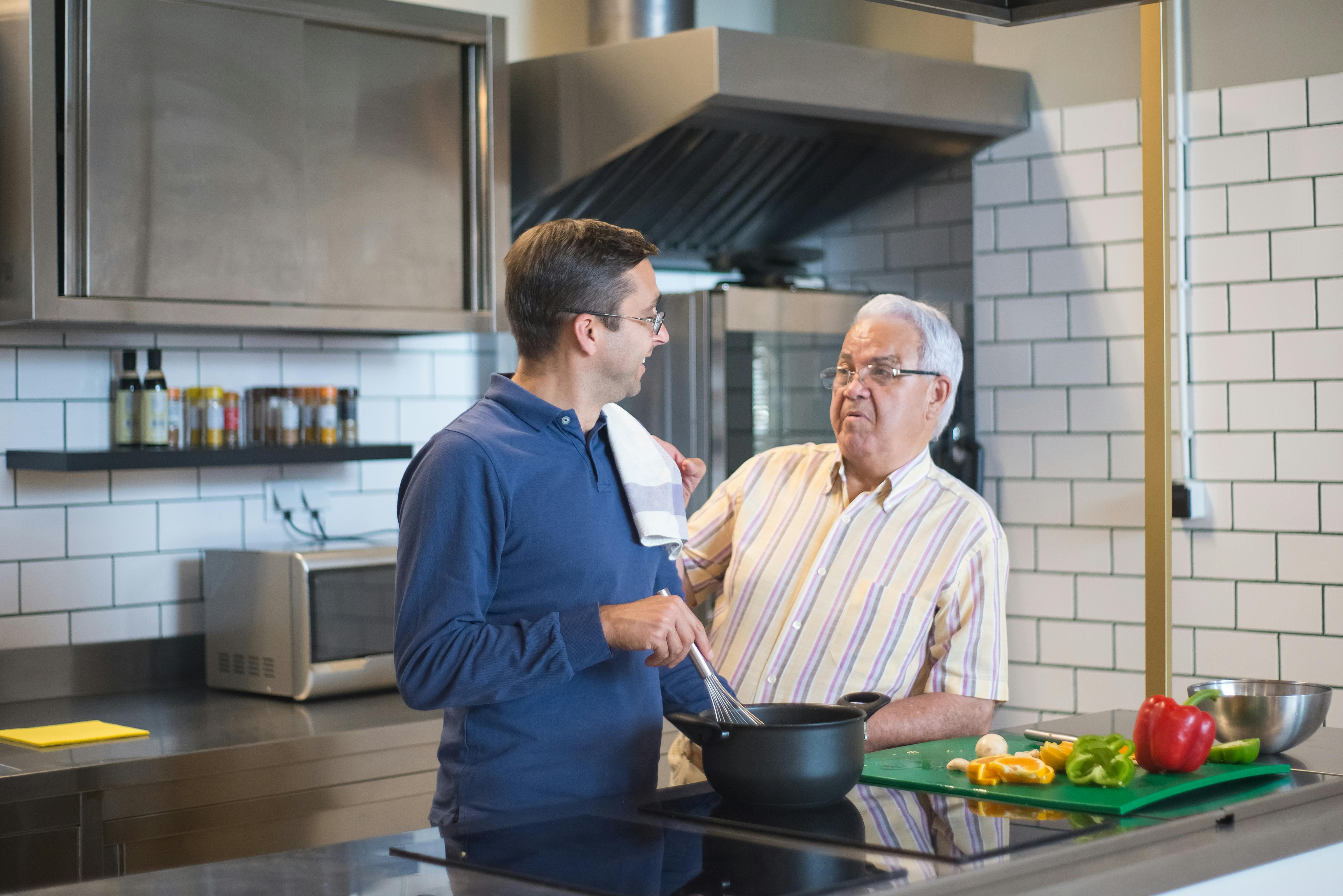 Men talking in the kitchen | Source: Pexels