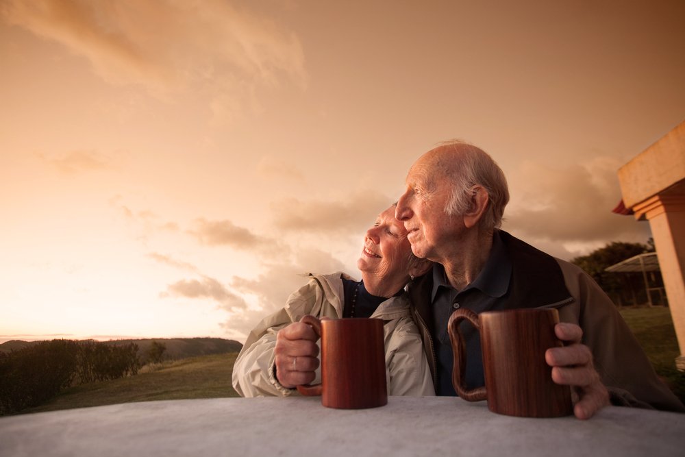 Pareja de abuelos viendo el atardecer.| Foto: Shutterstock