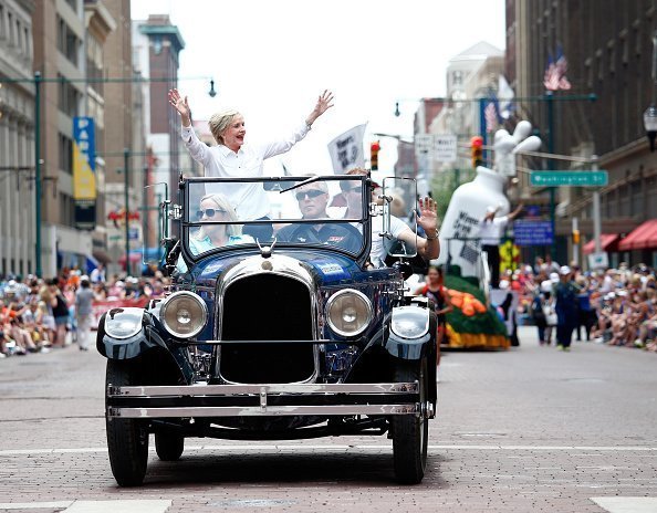 Actress and Grand Marshall Florence Henderson wave from a car during a parade ahead of the 100th running of the Indianapolis 500 at on May 28, 2016 | Source: Getty Images