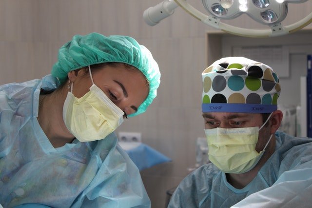 Cirujanos en medio de una operación. | Foto: Pixabay