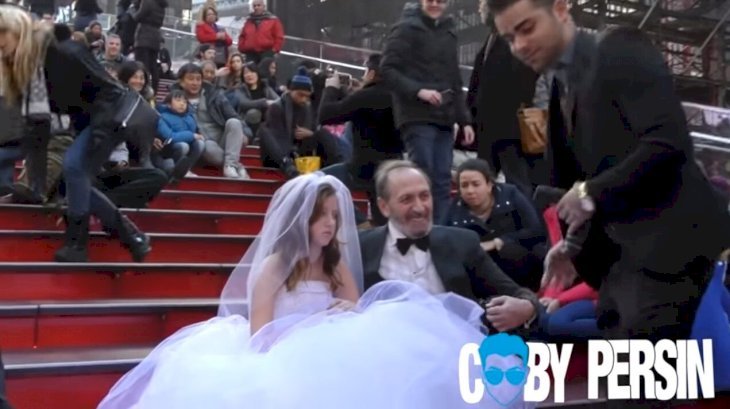 Une jeune fille de 65 ans essaie d'épouser une fille de 12 ans à New York | source : YouTube/Coby Persin Une jeune fille de 65 ans essaie d'épouser une fille de 12 ans à New York | source : YouTube/Coby Persin