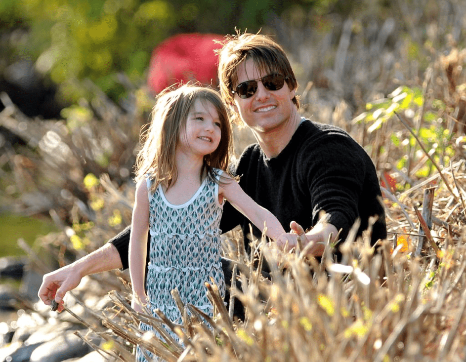 Tom Cruise und Suri Cruse beim Besuch des Charles River Basin, 2009, Cambridge, Massachusetts. | Quelle: Getty Images