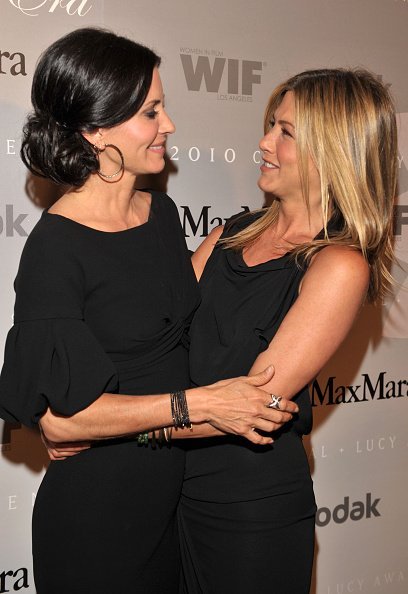 Courteney Cox Arquette and actress Jennifer Aniston arrive at the 2010 Crystal + Lucy Awards | Photo: Getty Images