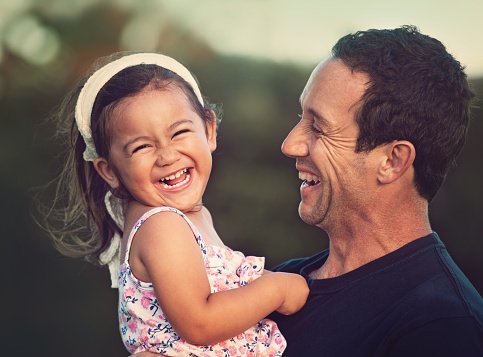 Laughing Little Girl With her daddy.| Photo: Getty Images.