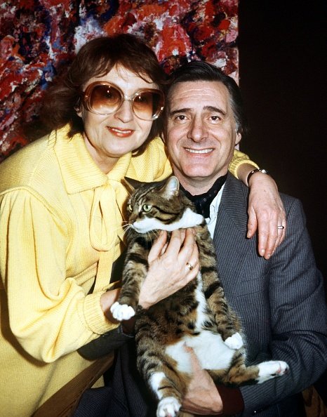 Der deutsche Schauspieler Helmut Fischer ("Monaco Franze") mit seiner Frau Utta und der Hauskatze, aufgenommen im September 1985 in ihrer Münchner Wohnung | QUelle: Getty Images