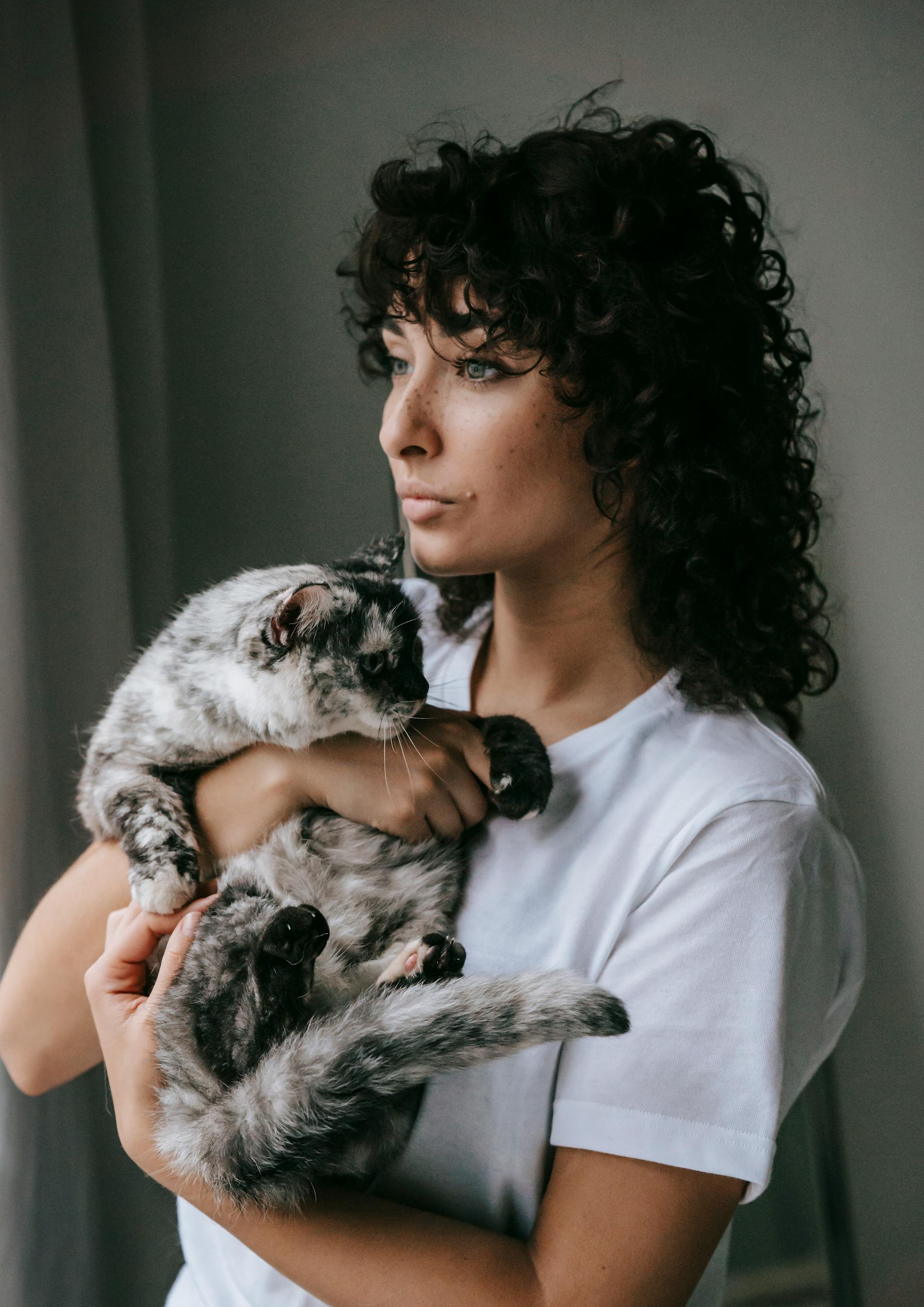 A woman with an adorable pet cat | Source: Pexels