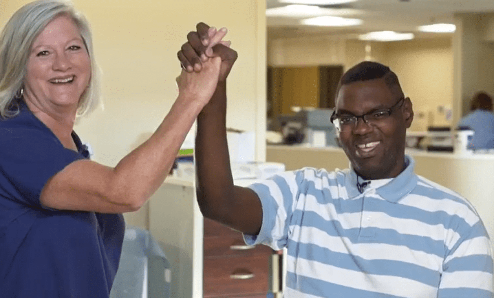 Lorinda Wood and Jonathan Pinkard high-fiving.┃Source: facebook.com/PiedmontHealthcare