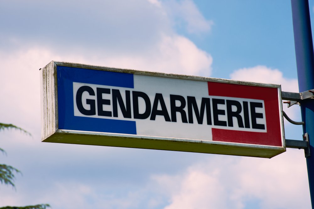 Enseigne de la Gendarmerie français sur un poteau. | Shutterstock