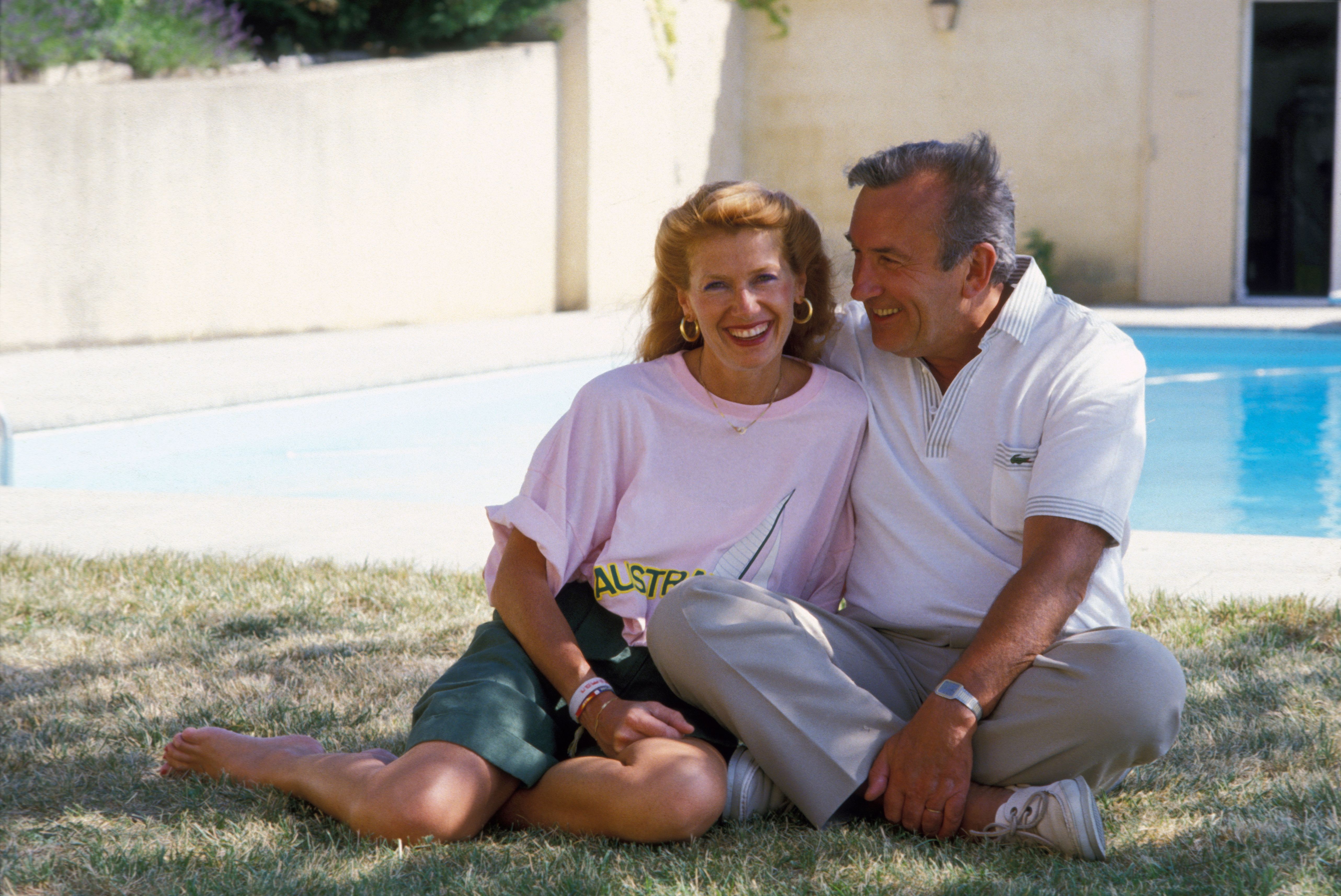 L'acteur français Daniel Ceccaldi et sa femme en vacances chez eux à Saint-Tropez le 6 juin 1989, France. | Photo : Getty Images