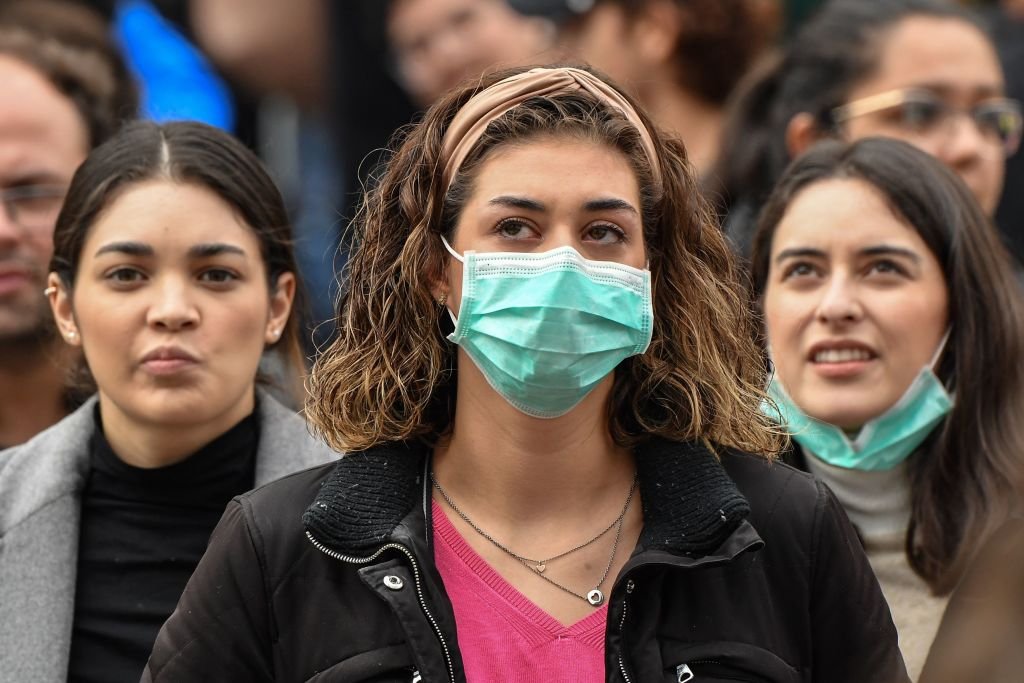 Une citoyenne portant un masque anti-covid. ǀ Source : Getty Images