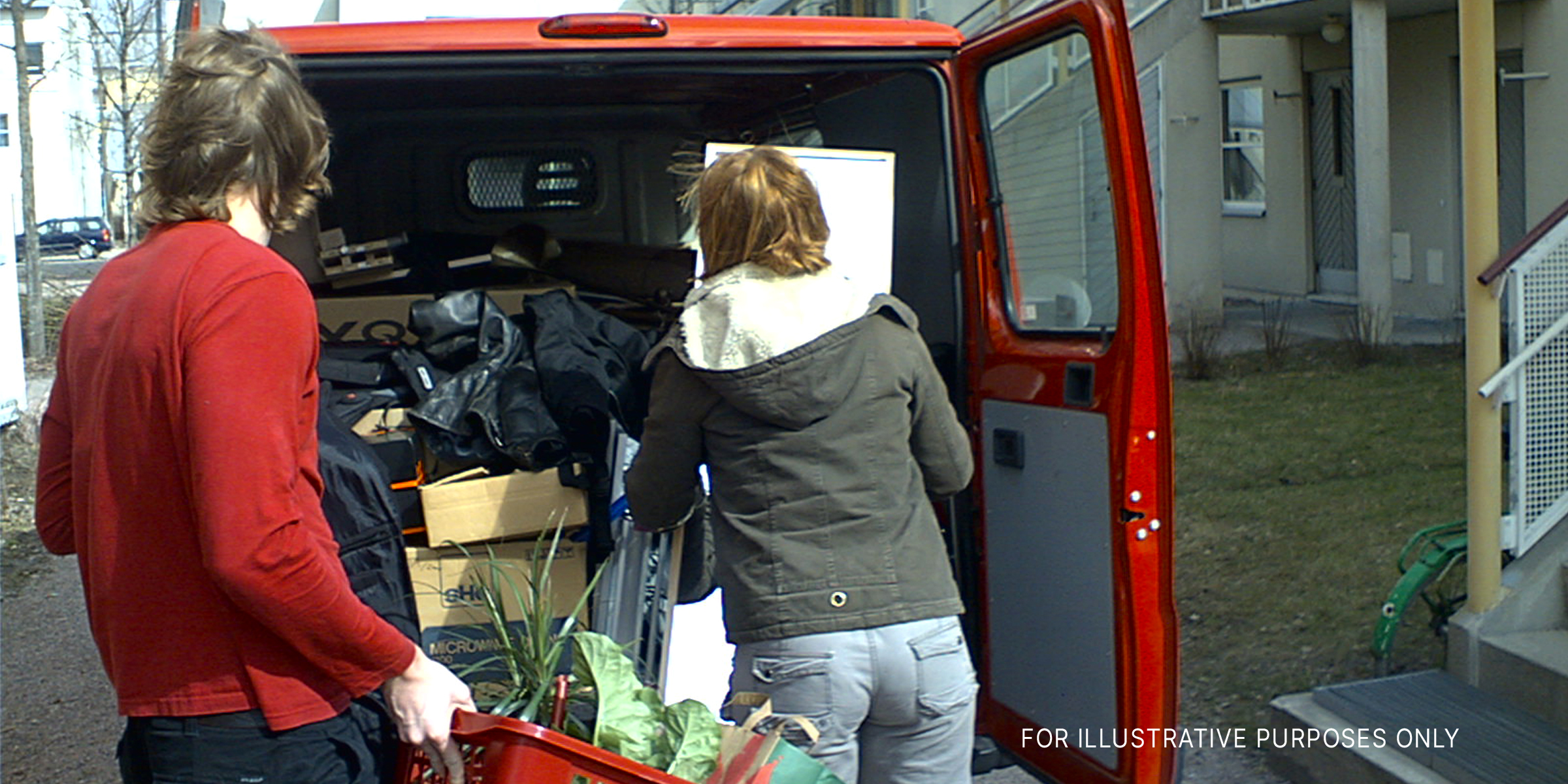 Couple moving their belongings | Source: Flickr