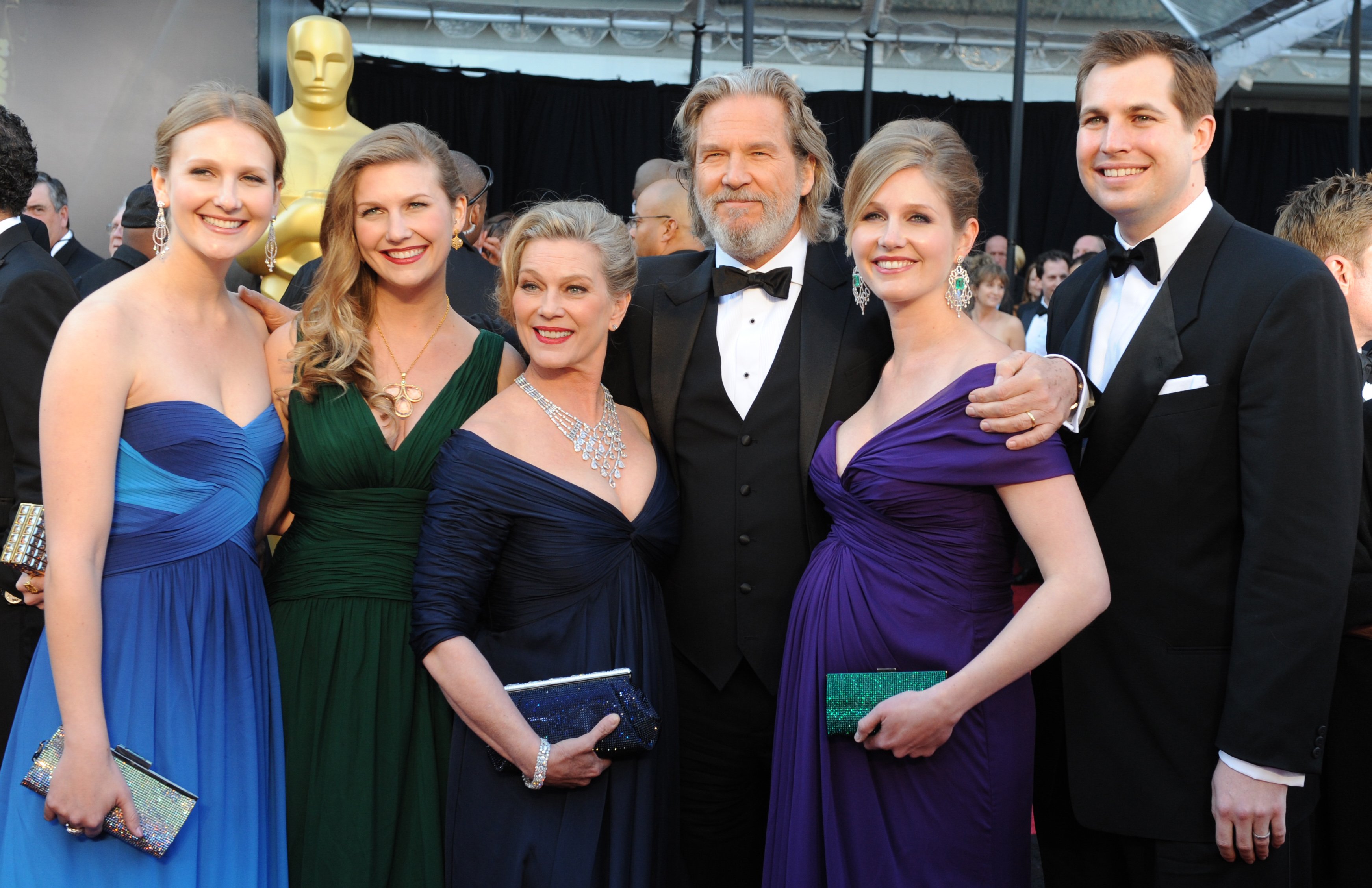 Actor Jeff Bridges and his family arrive on the red carpet for the 83rd Annual Academy Awards held at the Kodak Theatre on February 27, 2011 in Hollywood, California | Source: Getty Images