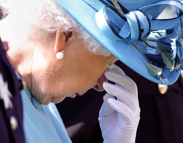 La reina Elizabeth II se limpia los ojos mientras asiste a la Dedicación del Regimiento del Duque de Lancaster el 17 de mayo de 2016 en Stafford, Inglaterra. | Foto: Getty Images