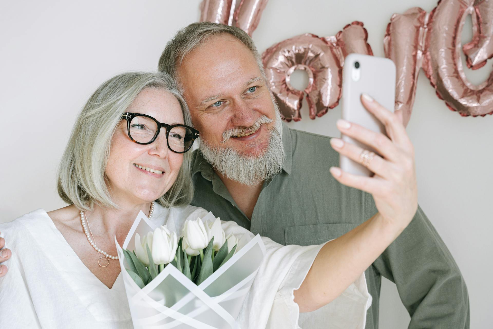 A happy elderly couple taking a picture together | Source: Pexels