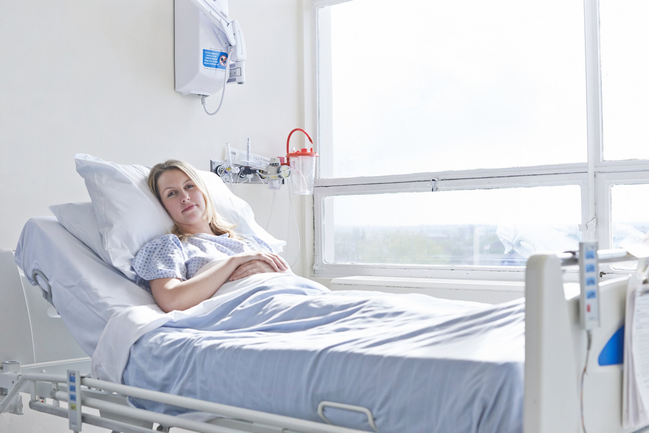 Patientin liegt im Krankenhausbett I Quelle: Getty Images