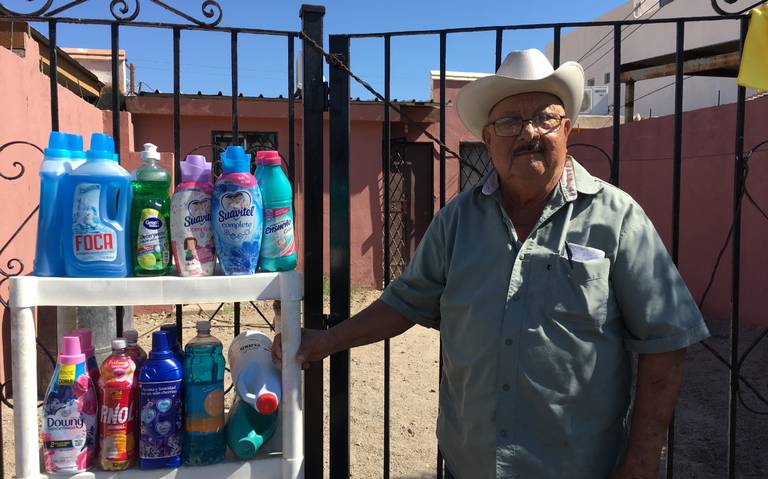 Humberto vende productos de limpieza en su casa en Villa Colonial, Mexicali. | Foto: La Voz de la Frontera